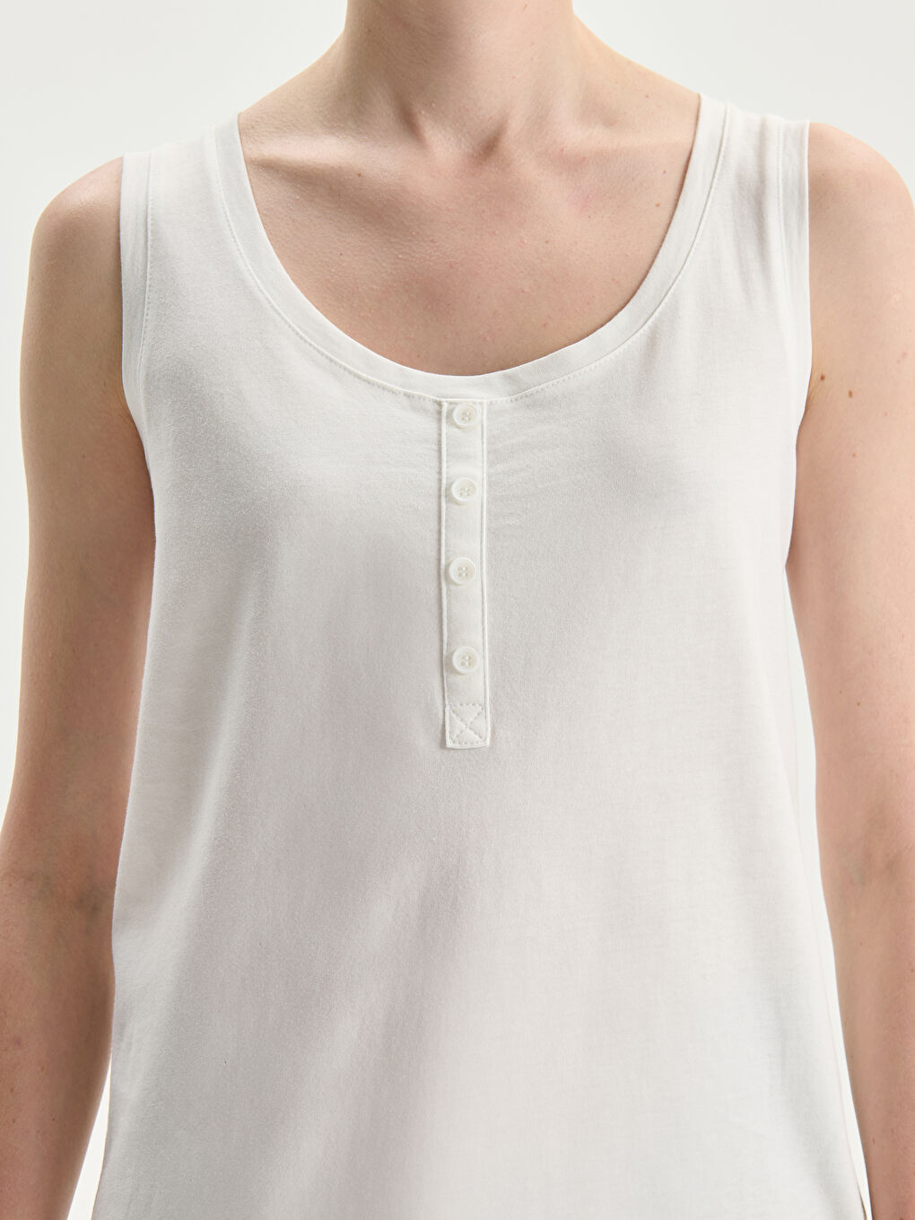 Женская майка с U-образным вырезом-2