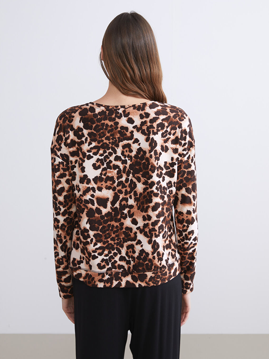 Kahverengi Bisiklet Yaka Leopar Desenli Kadın Pijama Üstü-3