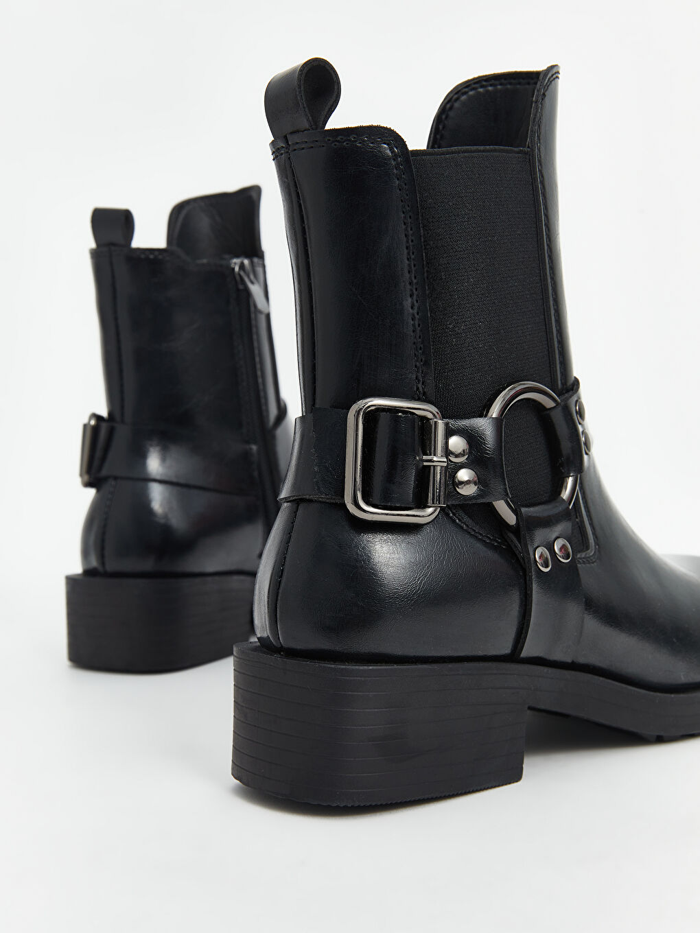 Siyah Deri Görünümlü Kadın Bot-4