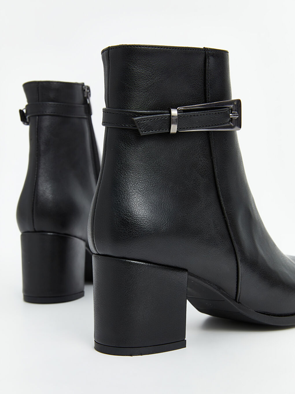 Siyah Deri Görünümlü Kadın Topuklu Bot-4