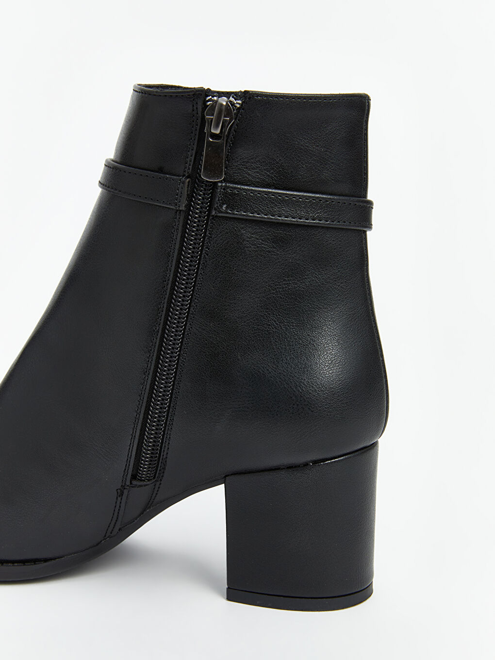 Siyah Deri Görünümlü Kadın Topuklu Bot-5