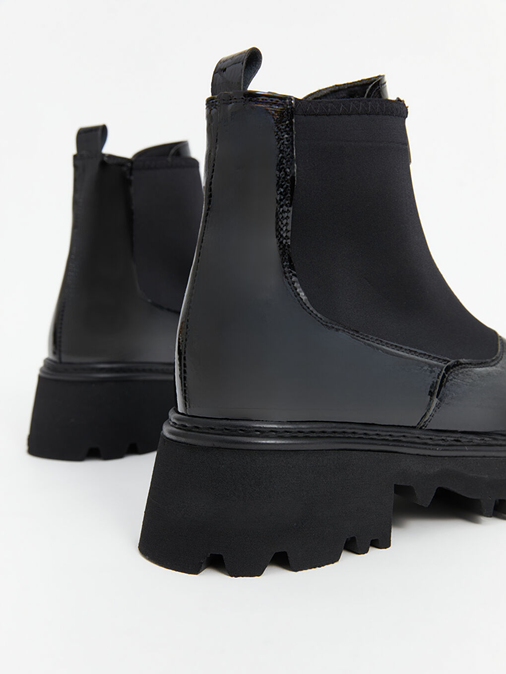Siyah Fermuarlı Kadın Bot-4