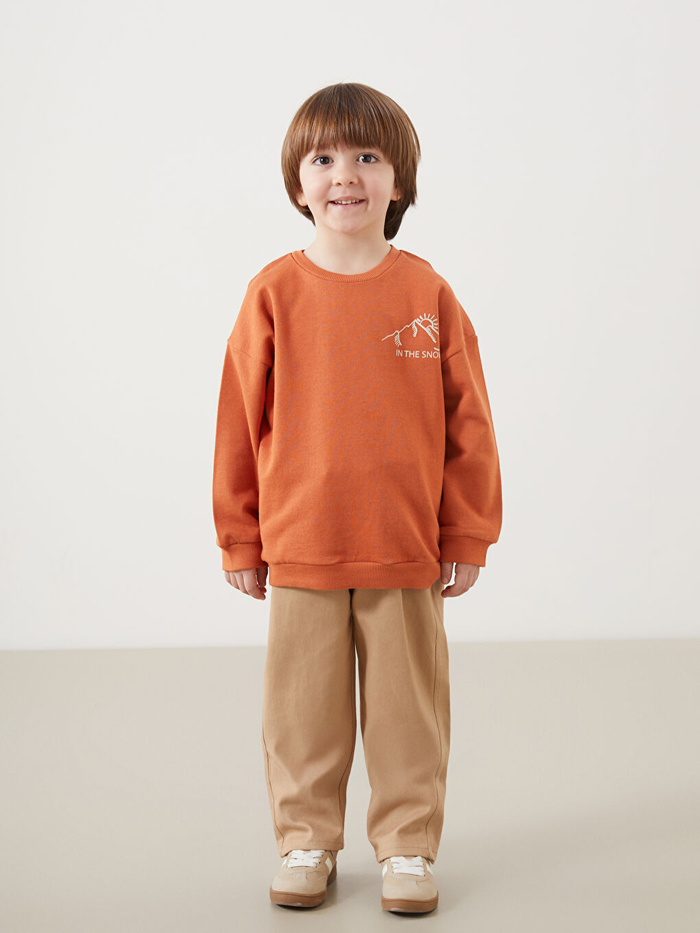 LCW Kids سێتی ٢ پارچەی سوێت‌شێرت و پانتۆڵی تراکسوت چاپکراوی منداڵی کوڕ یەخە خڕ -W4LB68Z1-GVG