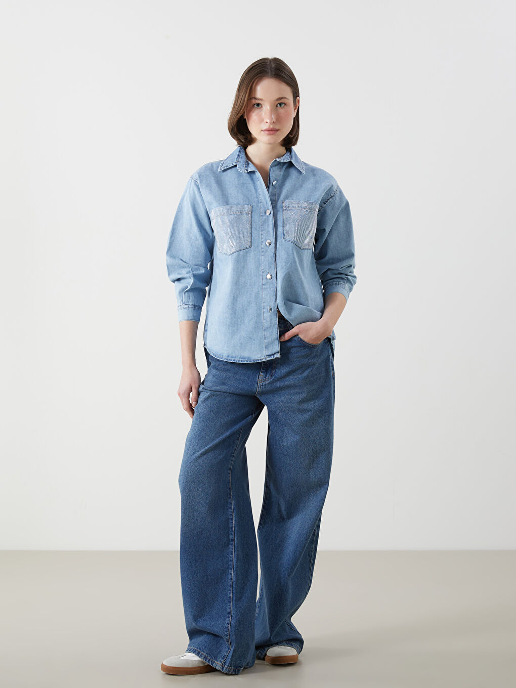Veste en jean pour Femmes à col de chemise ornée de strass-1