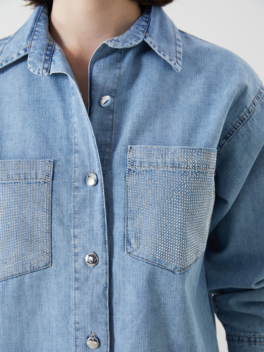 Veste en jean pour Femmes à col de chemise ornée de strass-2