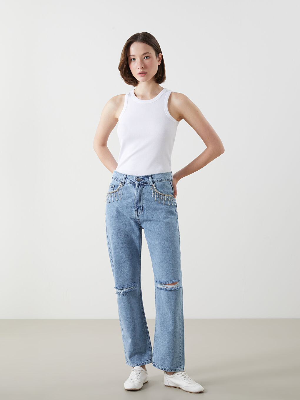Straight Fit Ripped Detail Rhinestone Embellished Women's Jeans -W4LH89Z8-311