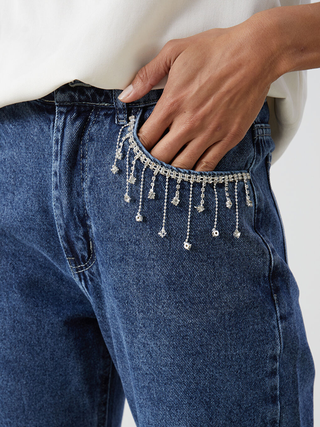 Straight Fit Ripped Detail Rhinestone Embellished Women's Jeans -W4LH89Z8-507