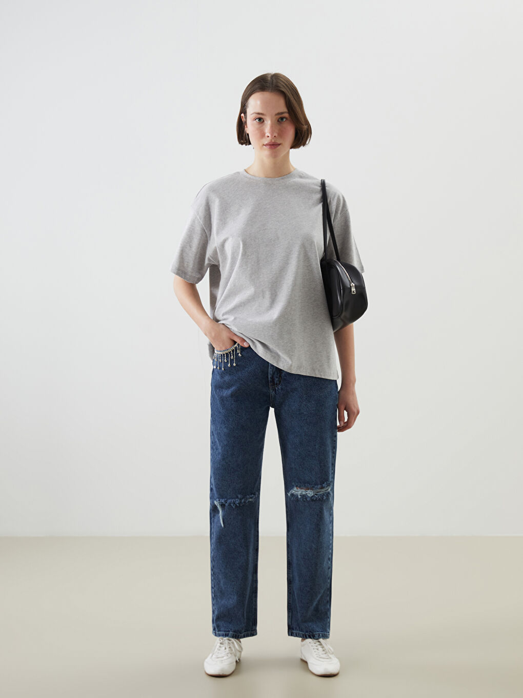 Straight Fit Ripped Detail Rhinestone Embellished Women's Jeans -W4LH89Z8-507