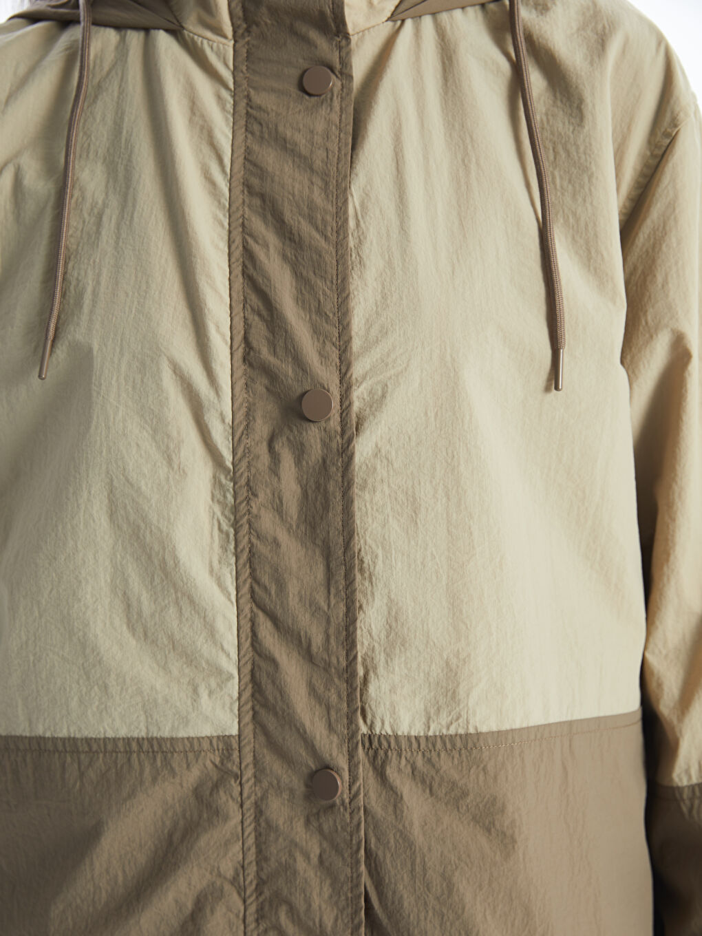 Bej Kapüşonlu Renk Bloklu Oversize Kadın Yağmurluk-3