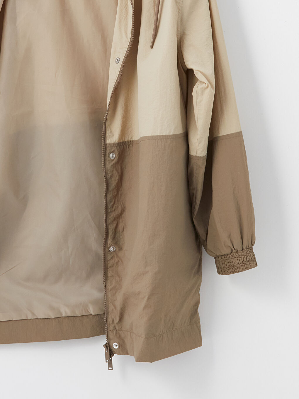 Bej Kapüşonlu Renk Bloklu Oversize Kadın Yağmurluk-8