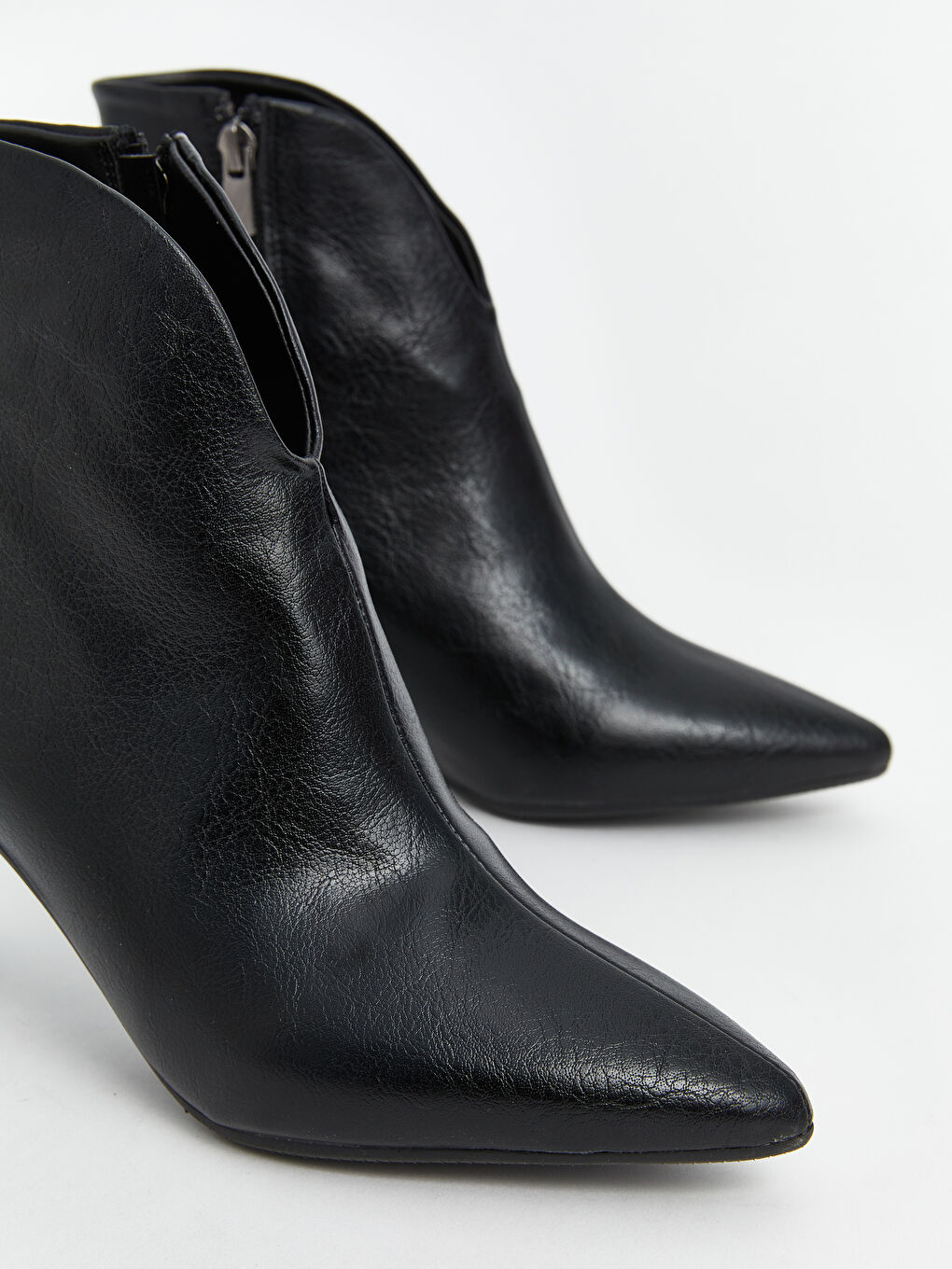 Siyah Deri Görünümlü Kadın Topuklu Bot-1