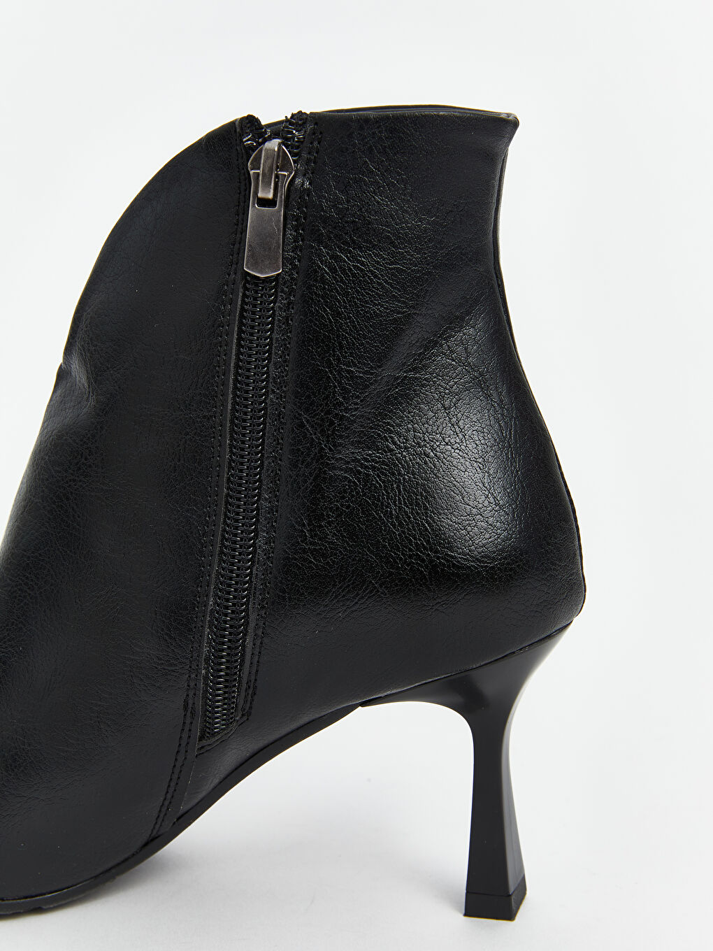 Siyah Deri Görünümlü Kadın Topuklu Bot-3