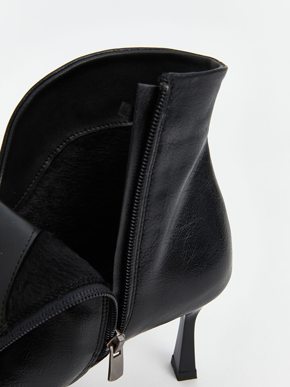 Siyah Deri Görünümlü Kadın Topuklu Bot-4