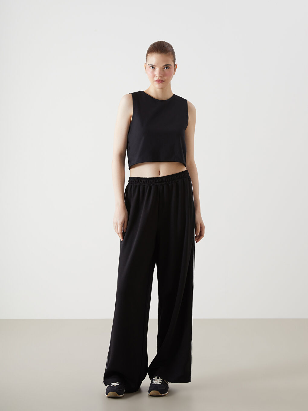 Siyah Bisiklet Yaka Crop Kadın Spor Tişört-1