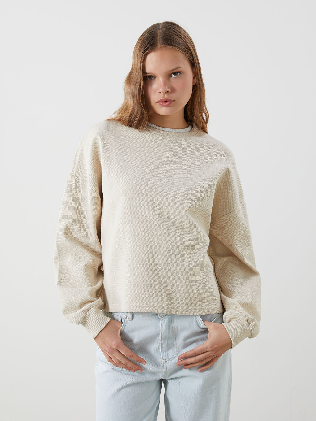 سويت شيرت نسائي بكول مدور