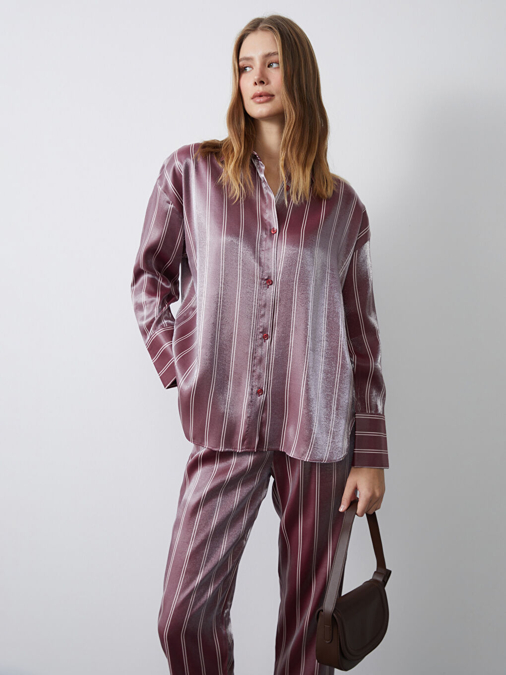 Kırmızı Çizgili Saten Kadın Gömlek