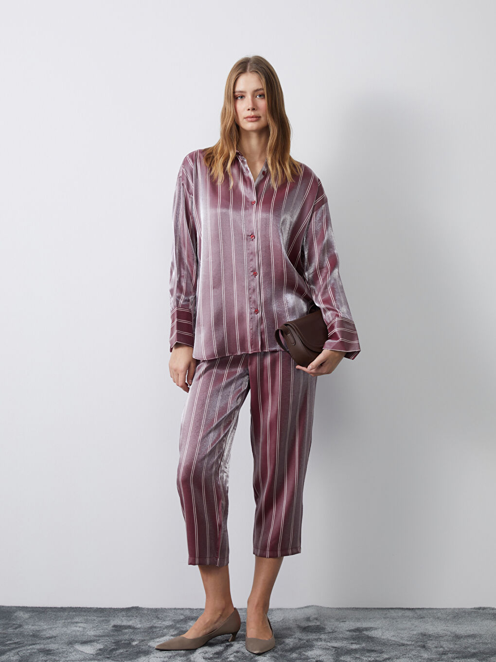 Kırmızı Çizgili Saten Kadın Gömlek-1