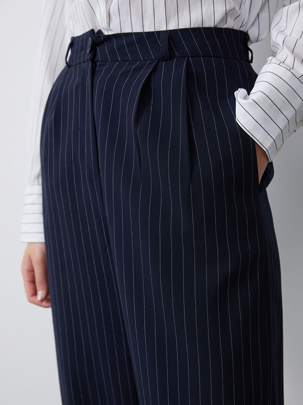 Beyaz Loose Fit Çizgili Kadın Pantolon-2