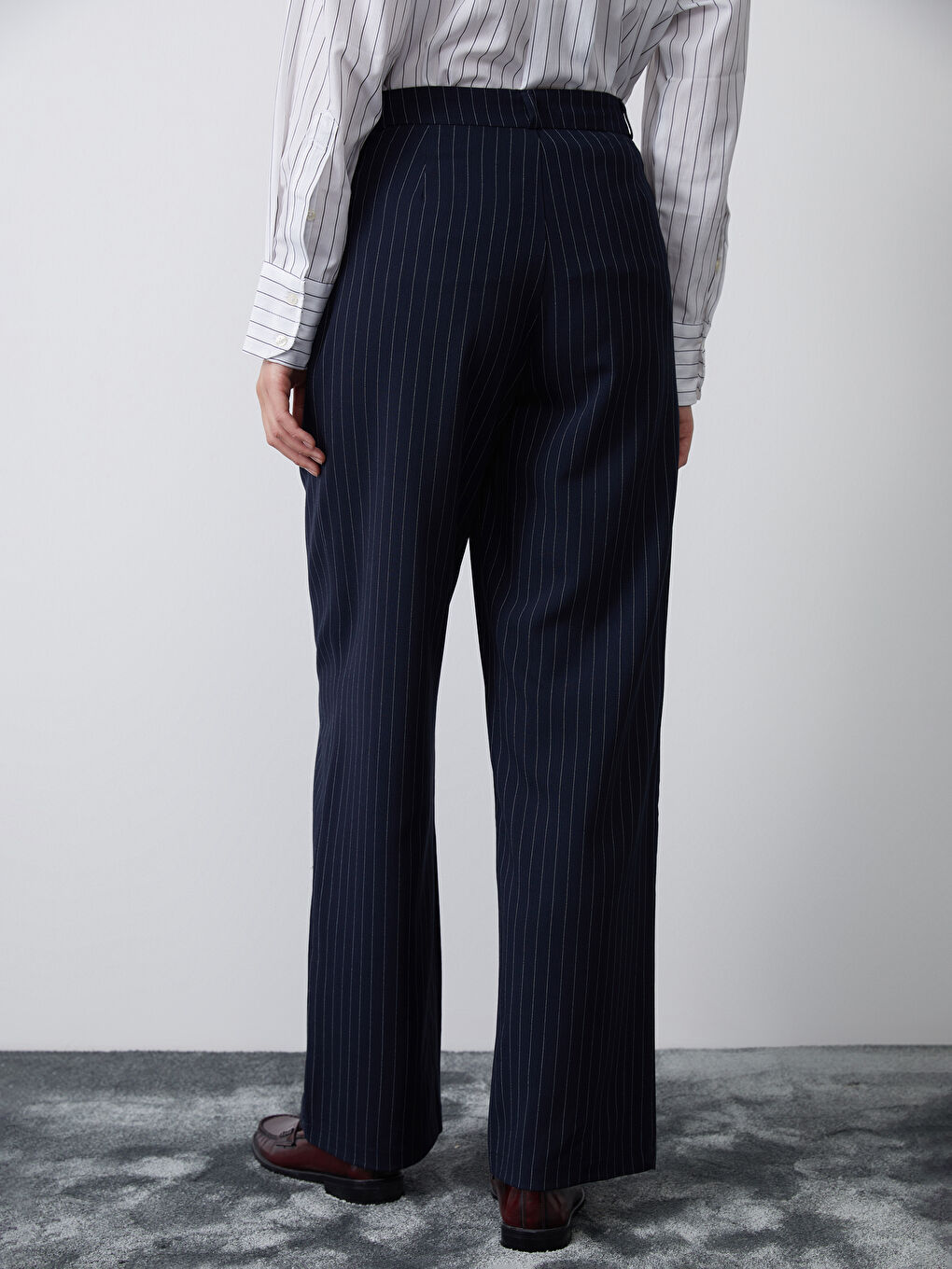 Beyaz Loose Fit Çizgili Kadın Pantolon-3