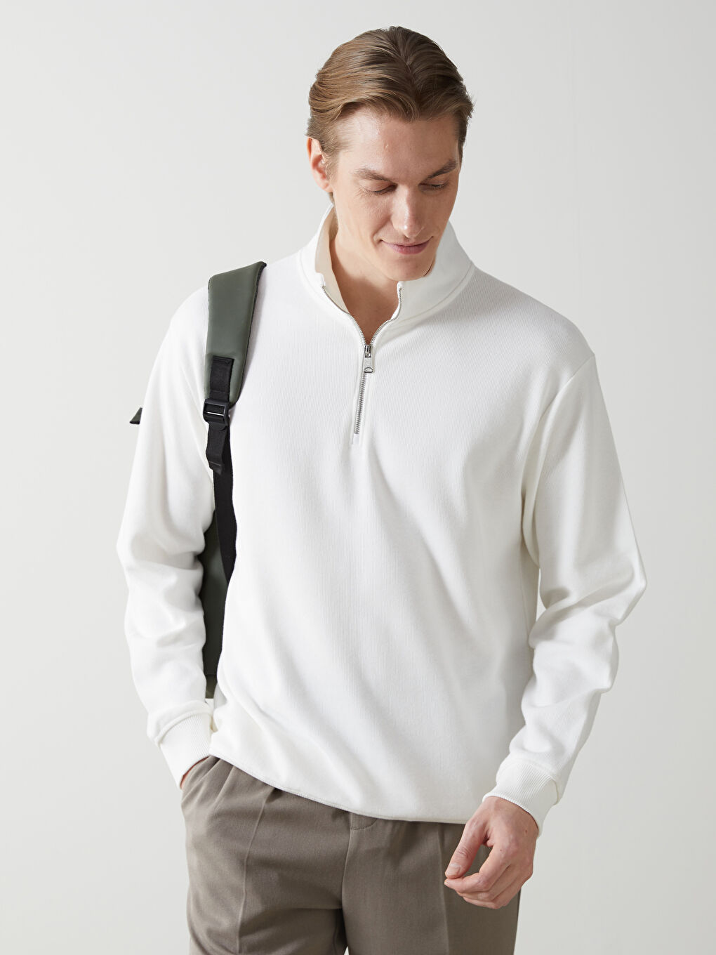 Ekru Dik Yaka Erkek Sweatshirt