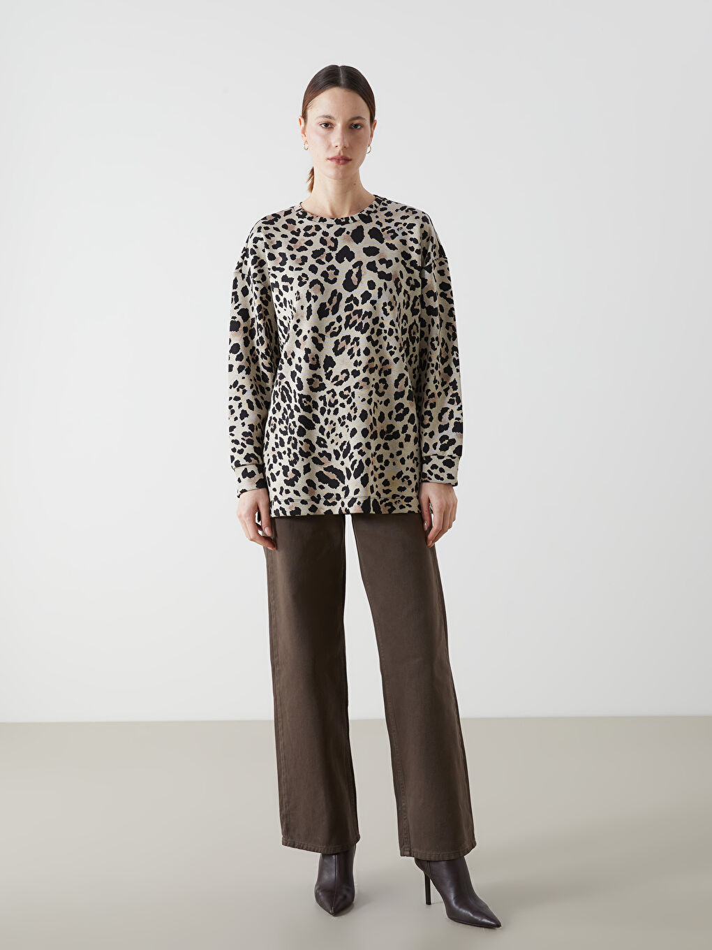 Bej Bisiklet Yaka Leopar Desenli Oversize Kadın Sweatshirt Tunik-1