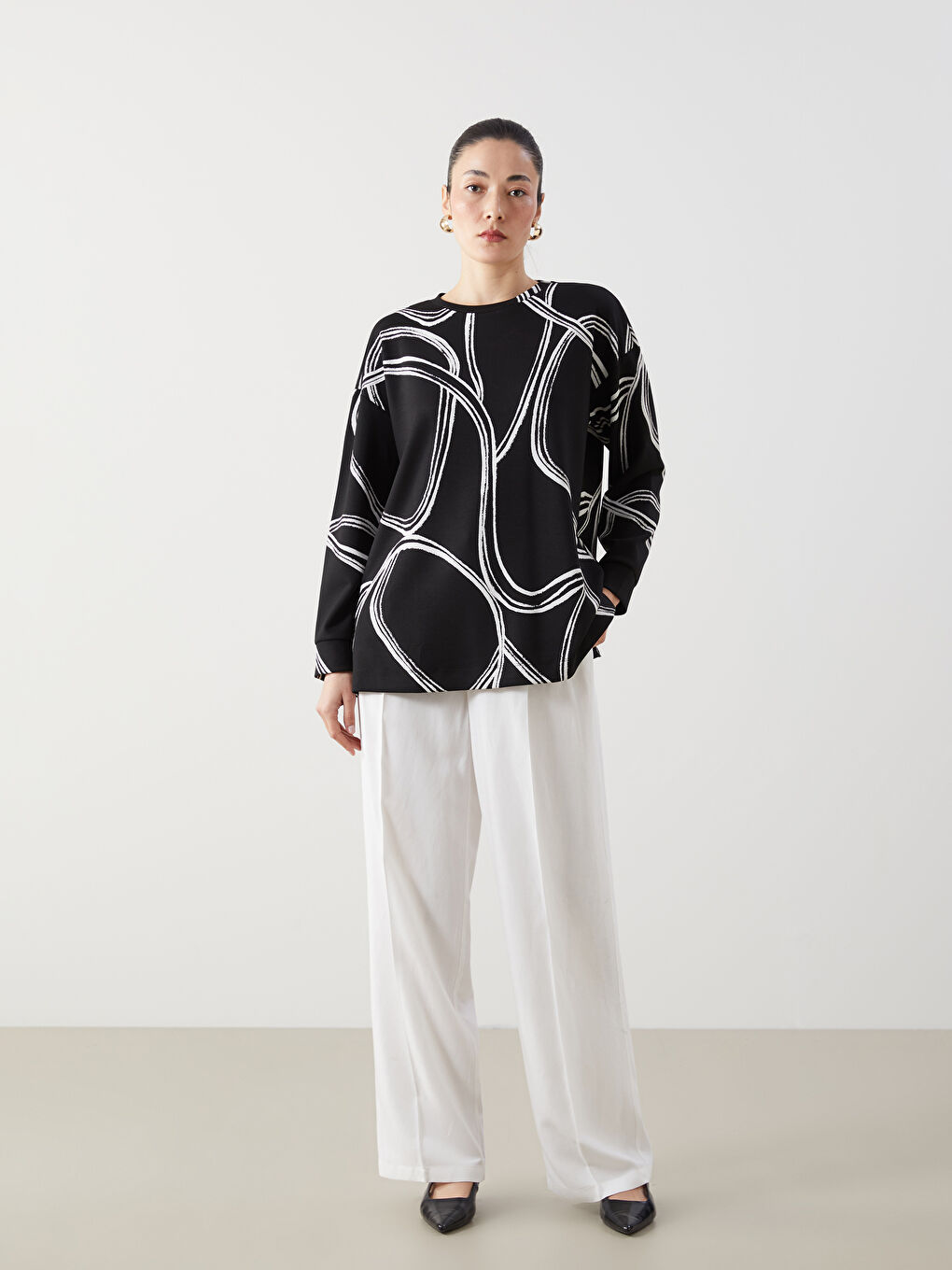 Siyah Bisiklet Yaka Desenli Oversize Kadın Sweatshirt-1