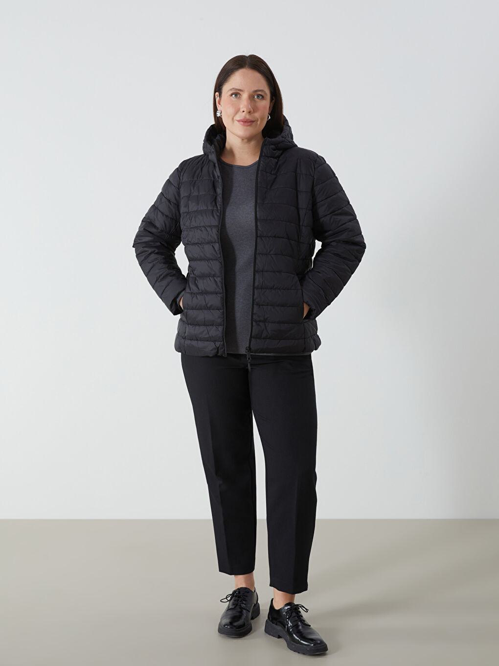 Siyah Kadın Kapüşonlu Düz Şişme Mont-9