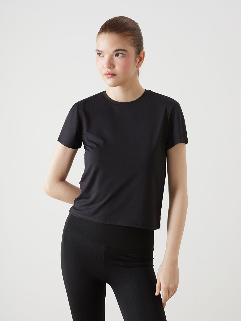 Siyah Bisiklet Yaka Kadın Tişört