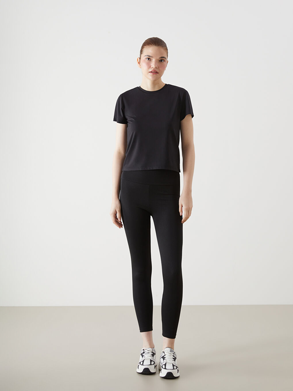 Siyah Bisiklet Yaka Kadın Tişört-1