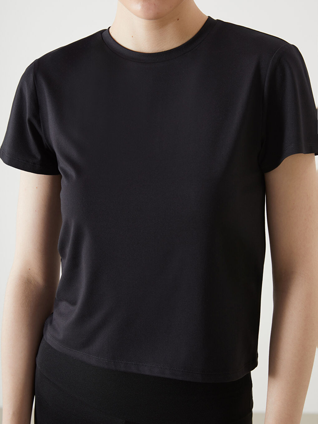 Siyah Bisiklet Yaka Kadın Tişört-2