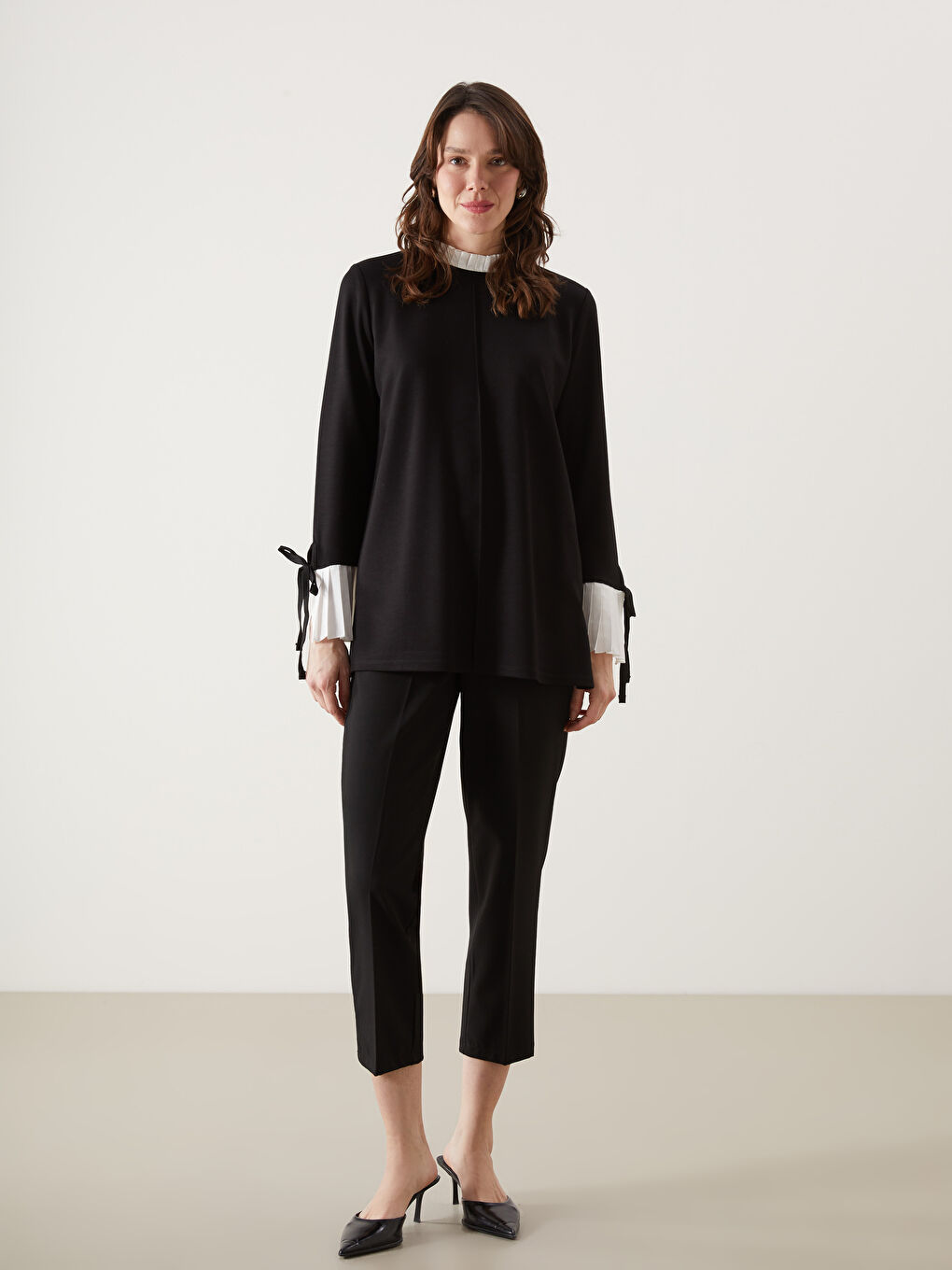 Siyah Fırfırlı Dik Yaka Kadın Tunik-1