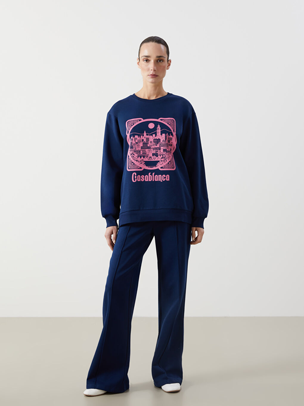 تيشيرت نسائي واسع الحجم مطبوع برقبة دائرية-1