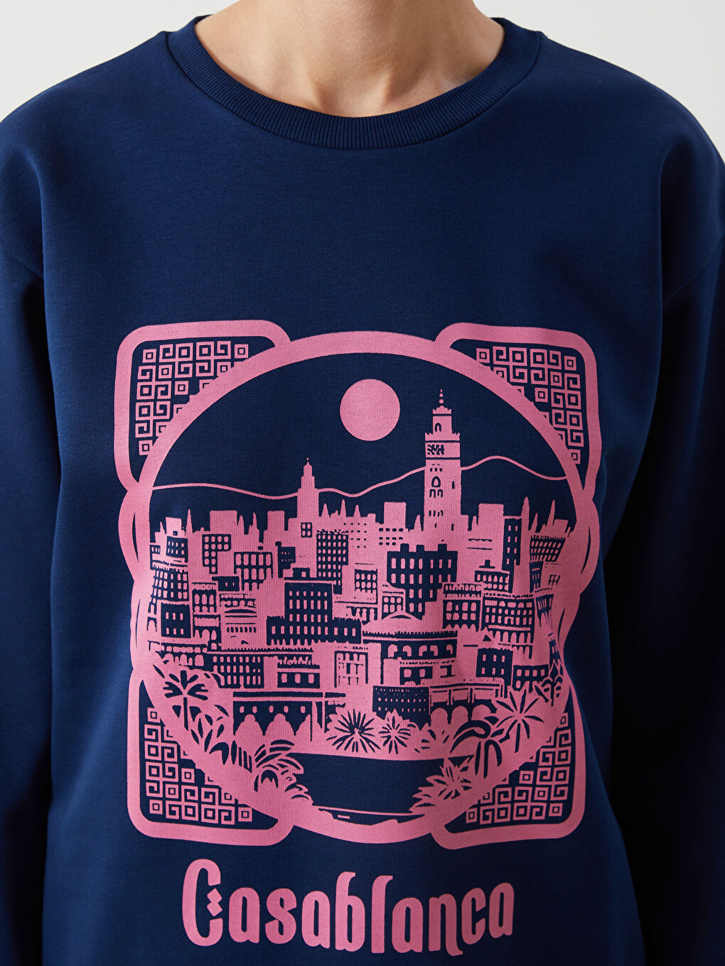 تيشيرت نسائي واسع الحجم مطبوع برقبة دائرية-2