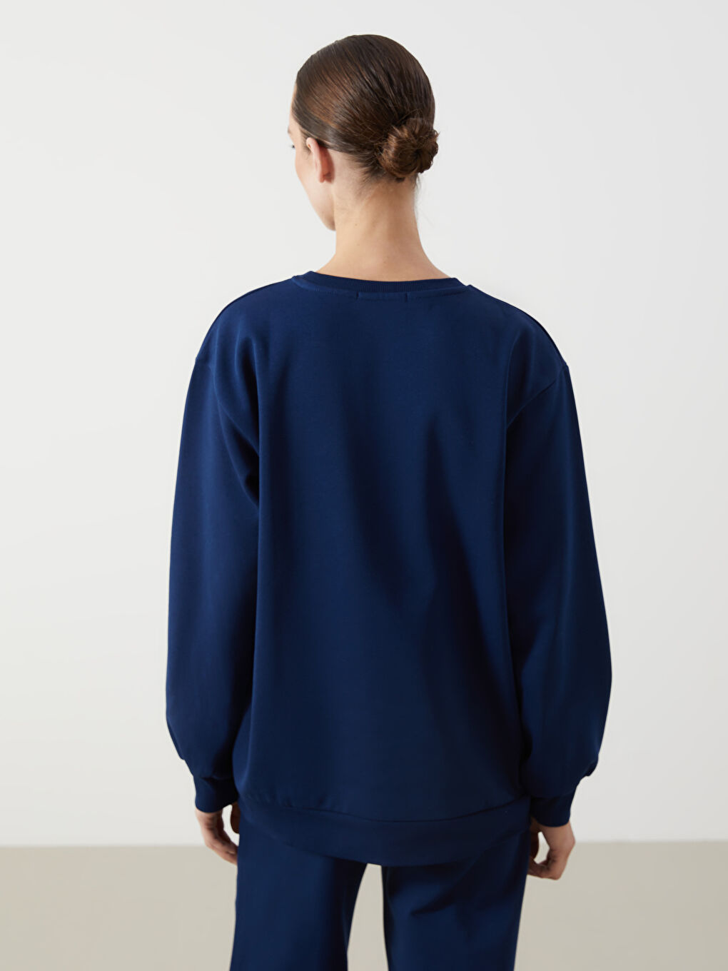 تيشيرت نسائي واسع الحجم مطبوع برقبة دائرية-3