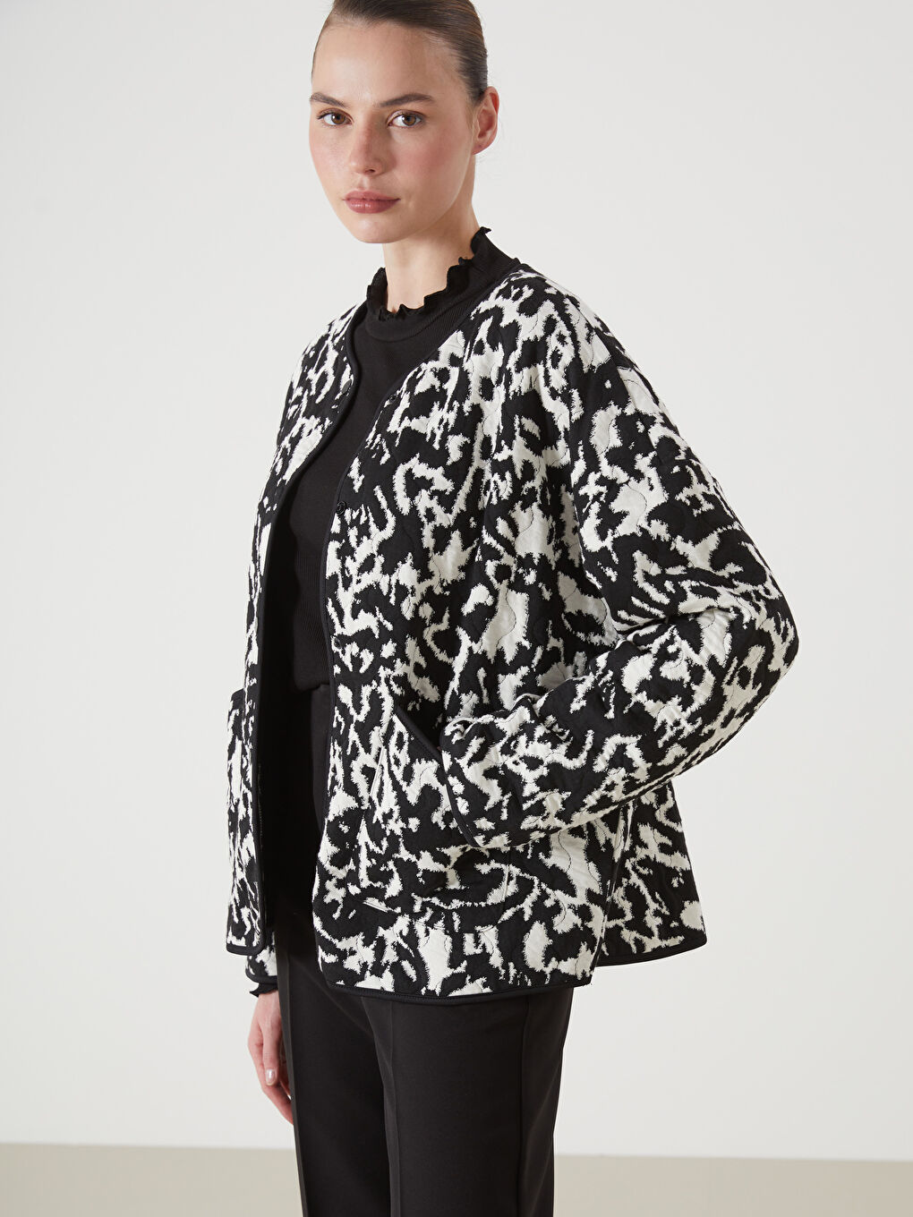 Siyah V Yaka Desenli Kadın Hırka