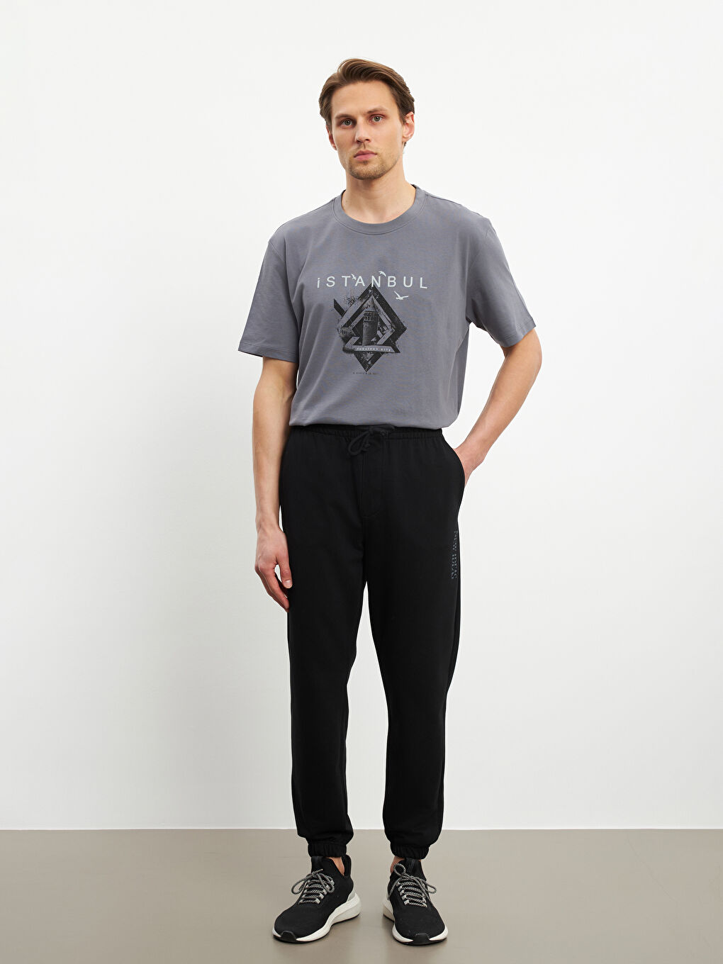 بنطال رياضي بمقاس عادي للرجال