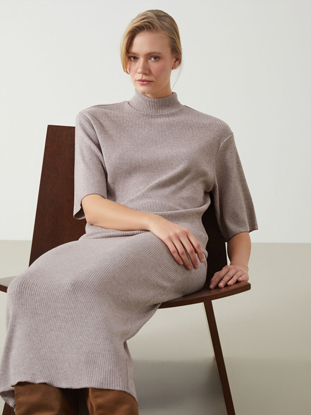 Bej Dik Yaka Kadın Tişört