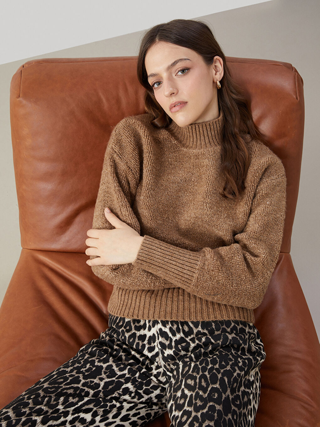 Kahverengi Yarım Balıkçı Yaka Kadın Triko Kazak