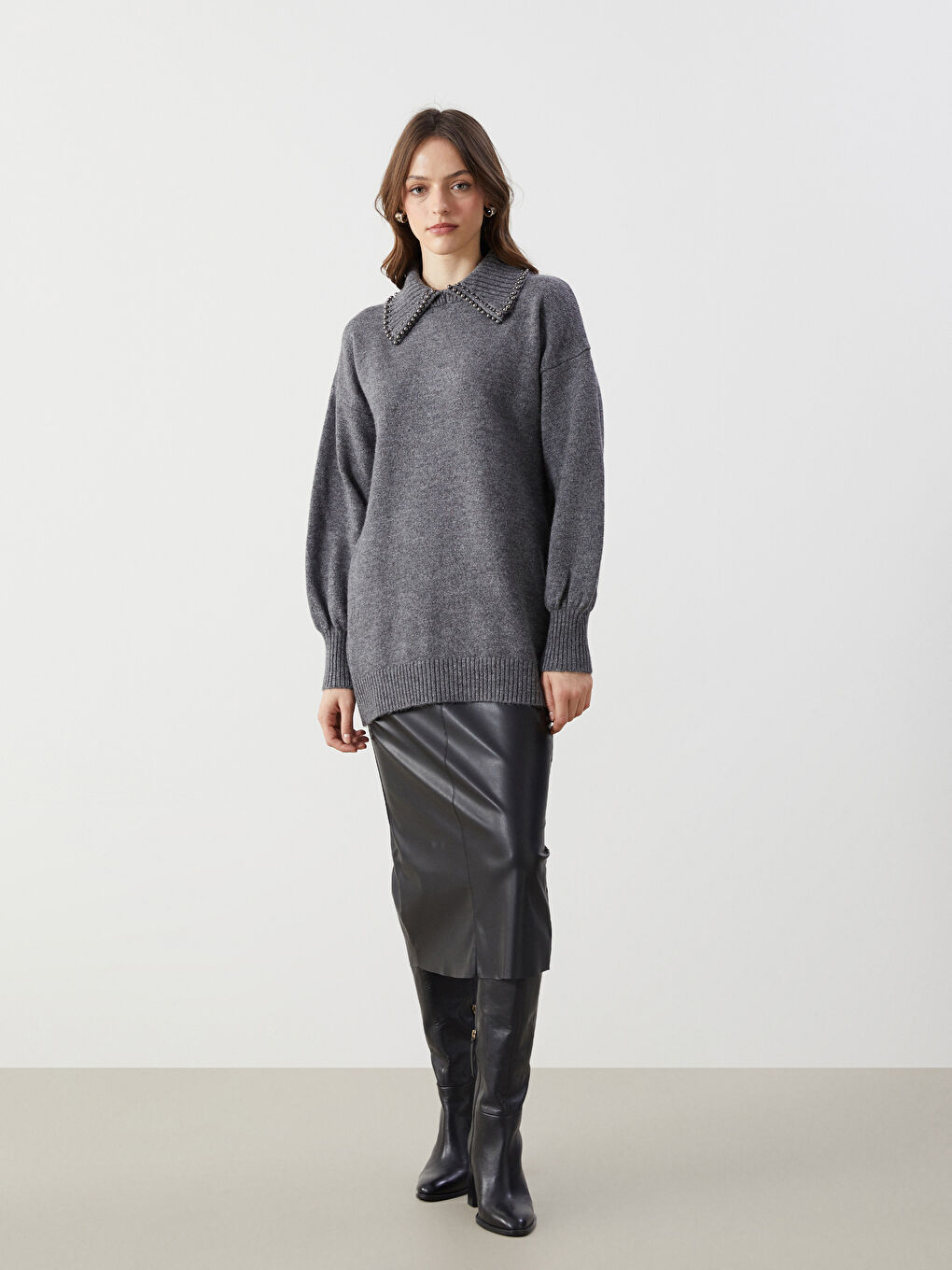 Gri Polo Yaka Boncuk Detaylı Kadın Triko Tunik-1