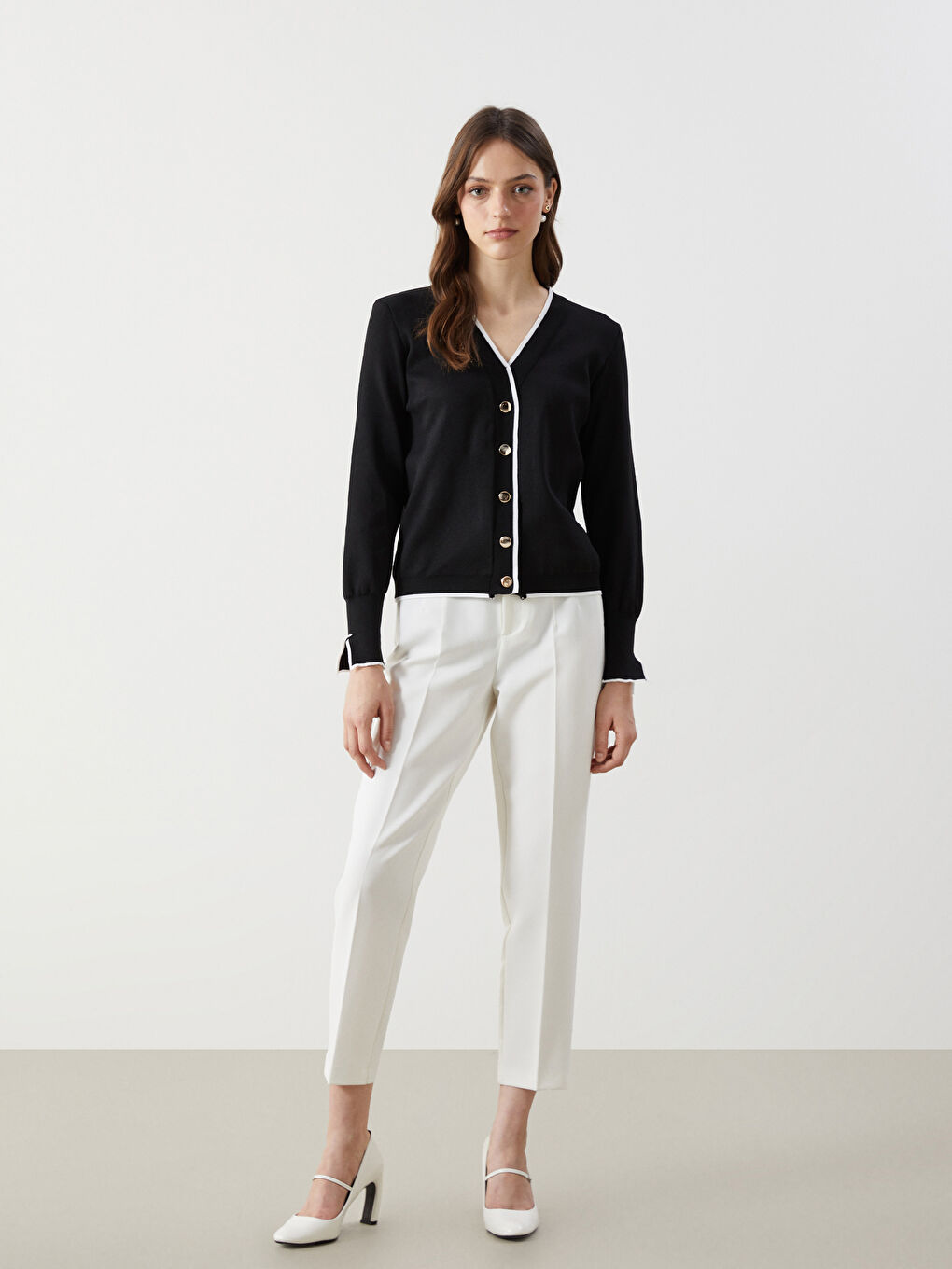 Siyah V Yaka Kadın Triko Hırka-1