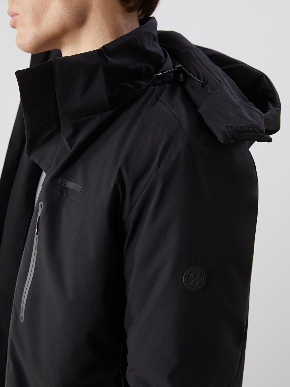 Siyah Standart Kalıp Kapüşonlu Erkek Mont-3