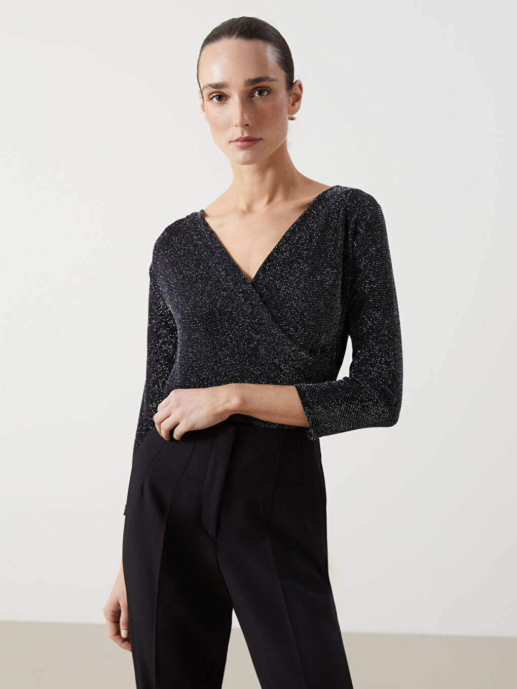 Siyah Kruvaze Yaka Parlak Görünümlü Bluz