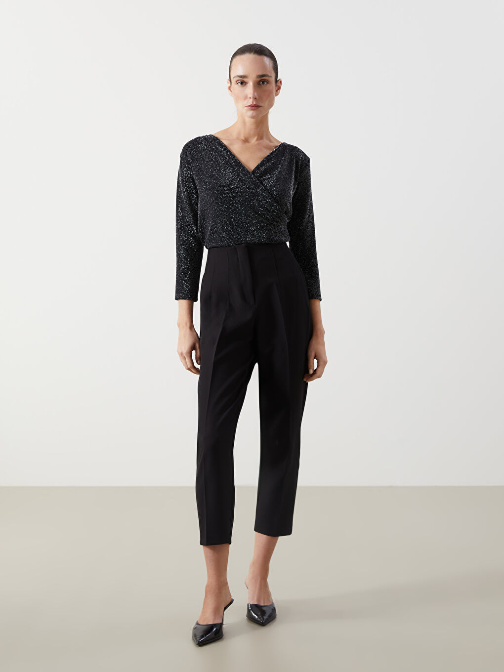 Siyah Kruvaze Yaka Parlak Görünümlü Bluz-1