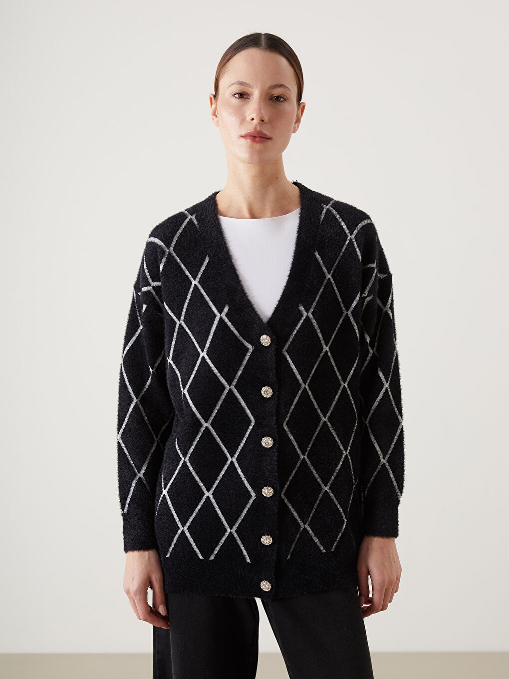 Siyah V Yaka Baklava Desenli Kadın Triko Hırka