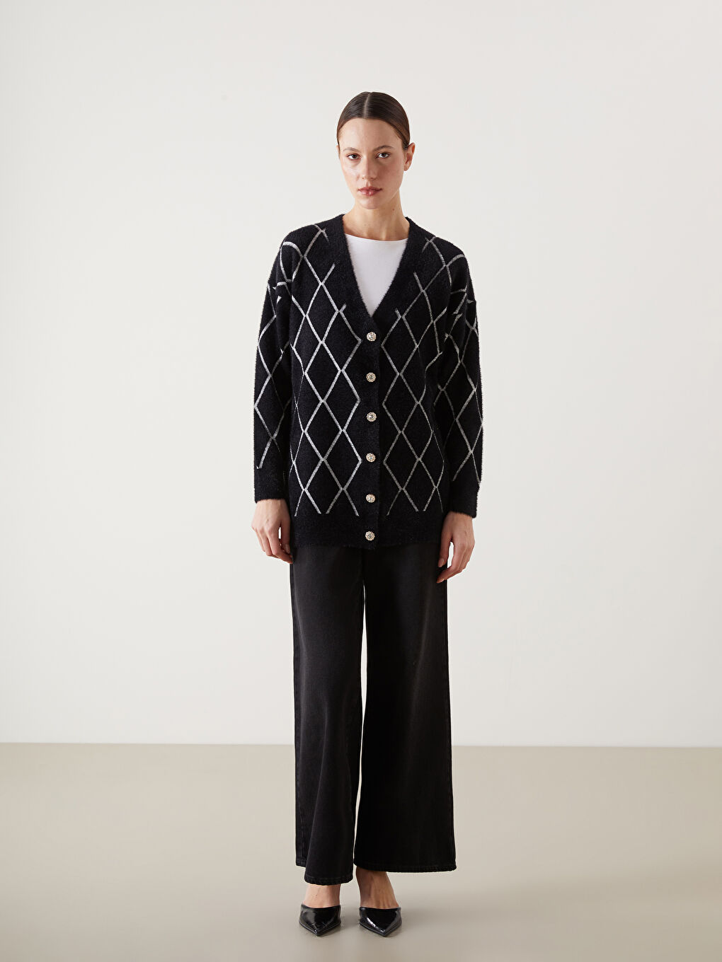 Siyah V Yaka Baklava Desenli Kadın Triko Hırka-1