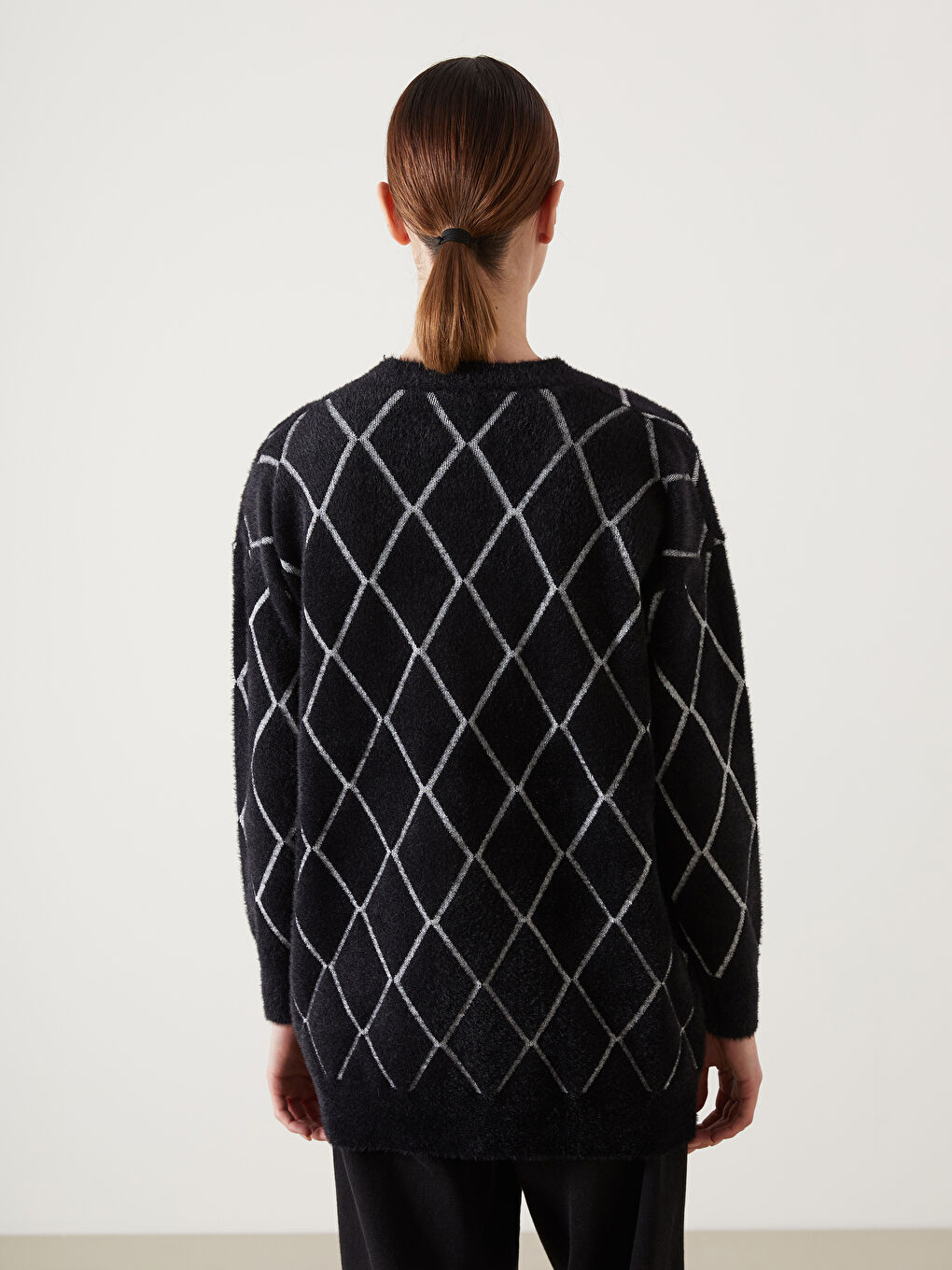 Siyah V Yaka Baklava Desenli Kadın Triko Hırka-3