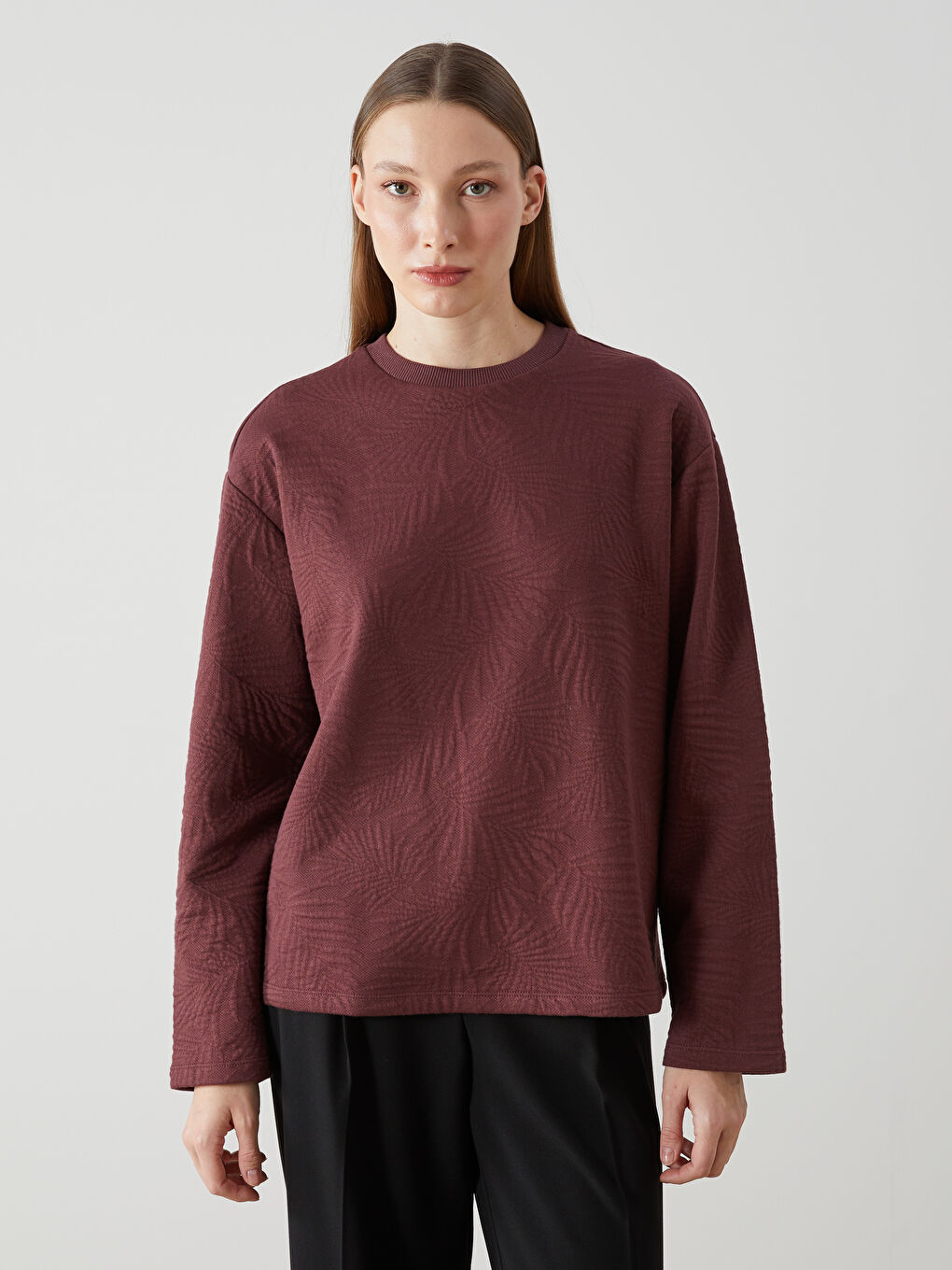 Bordo Bisiklet Yaka Kendinden Desenli Kadın Sweatshirt