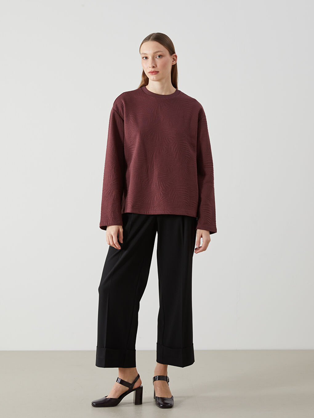 Bordo Bisiklet Yaka Kendinden Desenli Kadın Sweatshirt-1