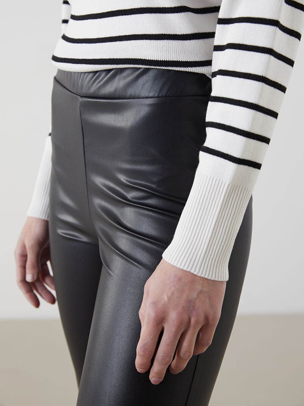 Siyah Beli Lastikli Deri Görünümlü Kadın Tayt Pantolon-2