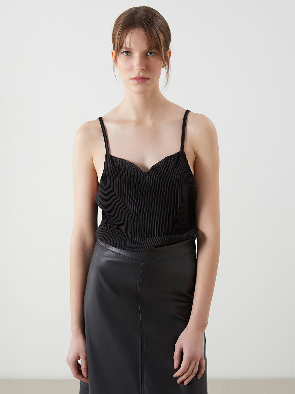 بلوزة لامعة بحمّالات بياقة مربعة للسيدات